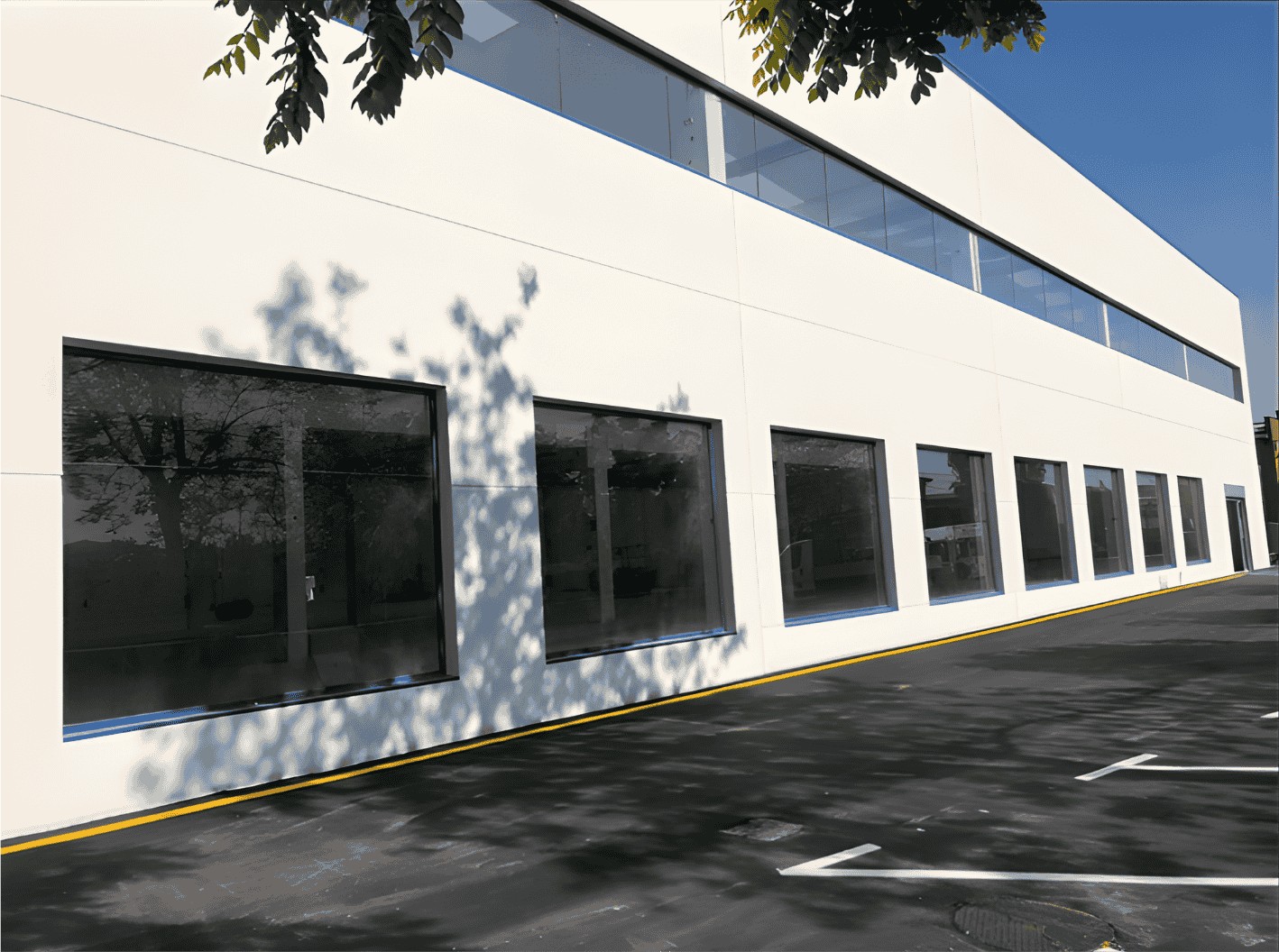 Nave industrial con ventanales
